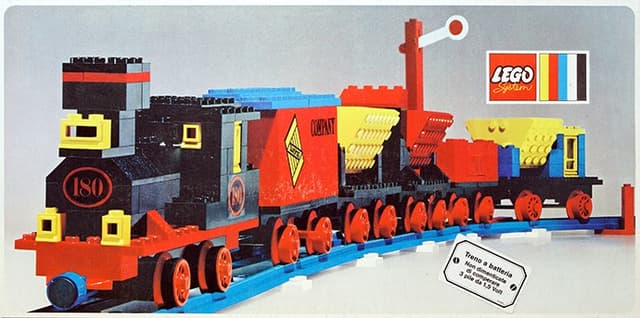 Train with 5 Wagons and Circle of Track